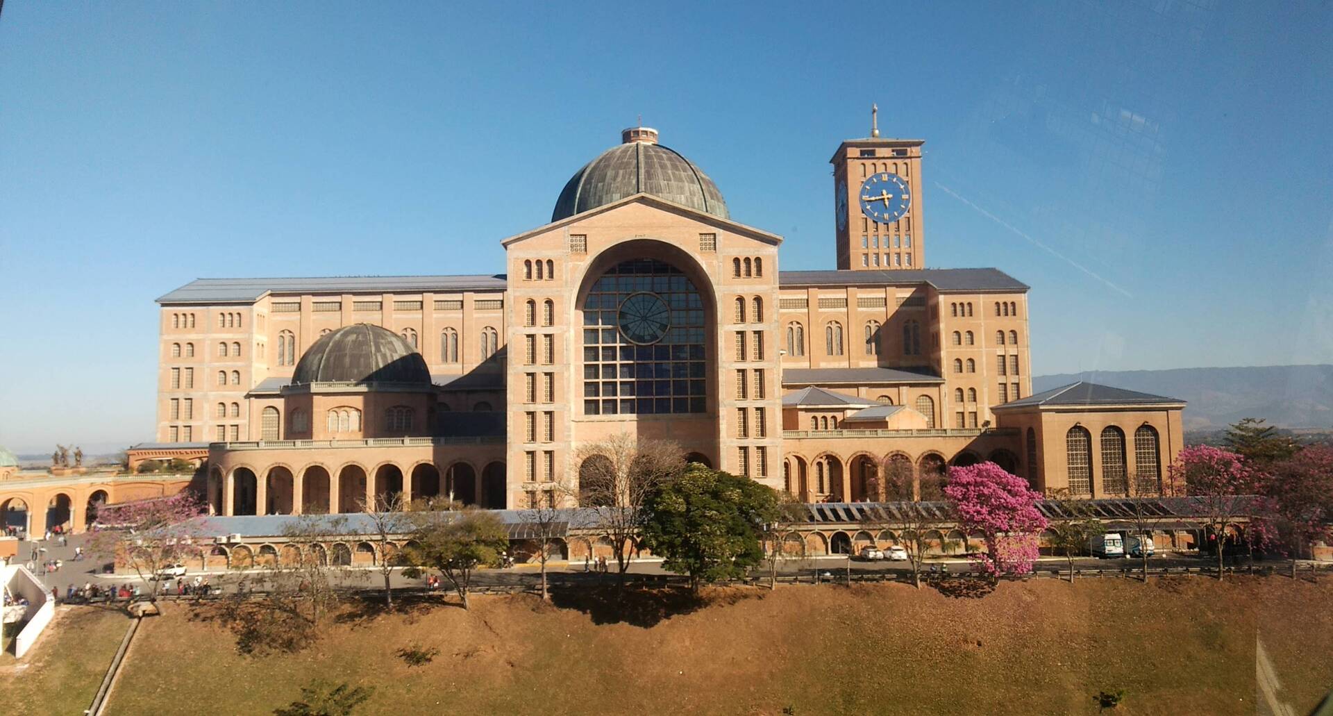 Nossa Senhora Aparecida: a história de fé que atravessa gerações e leva o Brasil a Aparecida
