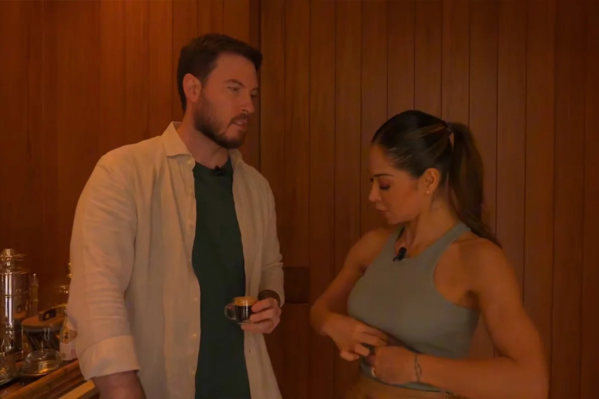 Thiago Nigro vira piada ao afirmar que "ricos só bebem água com gás" e leva invertida de Maíra Cardi