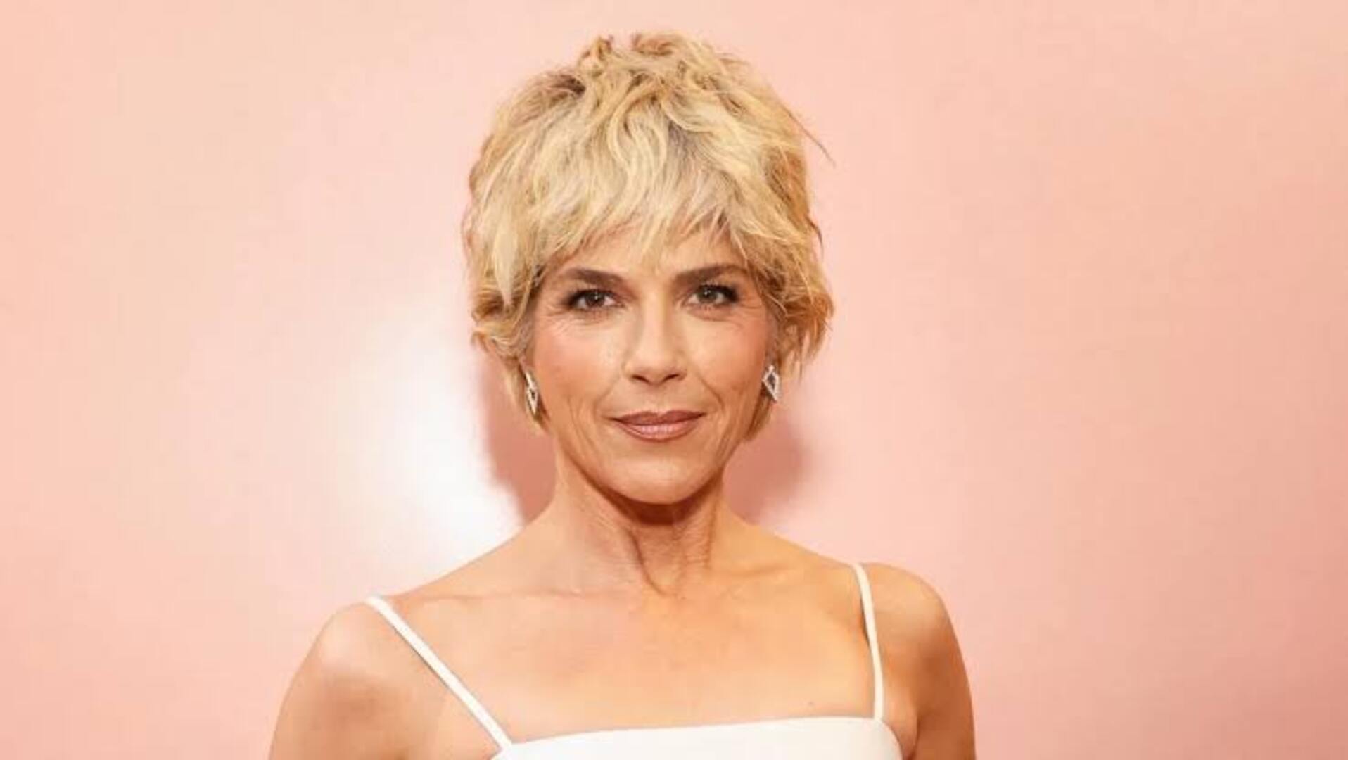 Selma Blair é presa após agredir tripulantes em voo, tentar abrir porta de avião e atacar policiais