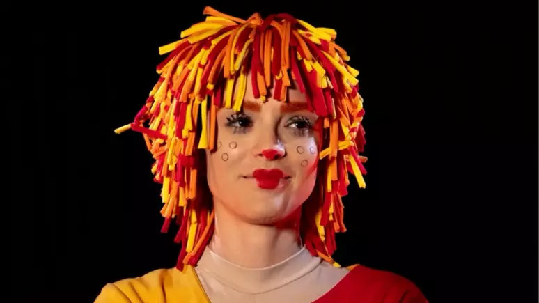 Isabelle Drummond se transforma em Emília em vídeo nostálgico e celebra chegada do 'Sítio do Picapau Amarelo' ao Globoplay