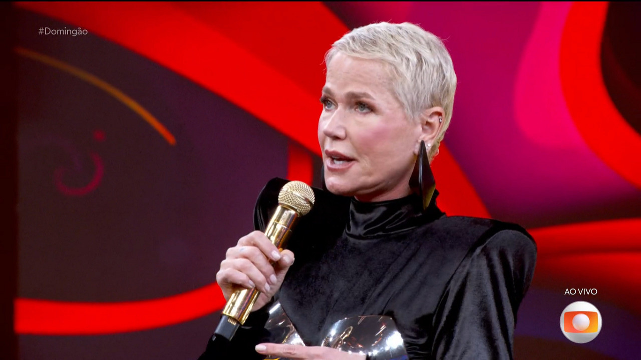 No 'Domingão', Xuxa desabafa sobre etarismo, ganha apoio de Dona Déa contra críticas e dispara: "Deixa eu mostrar a virilha"
