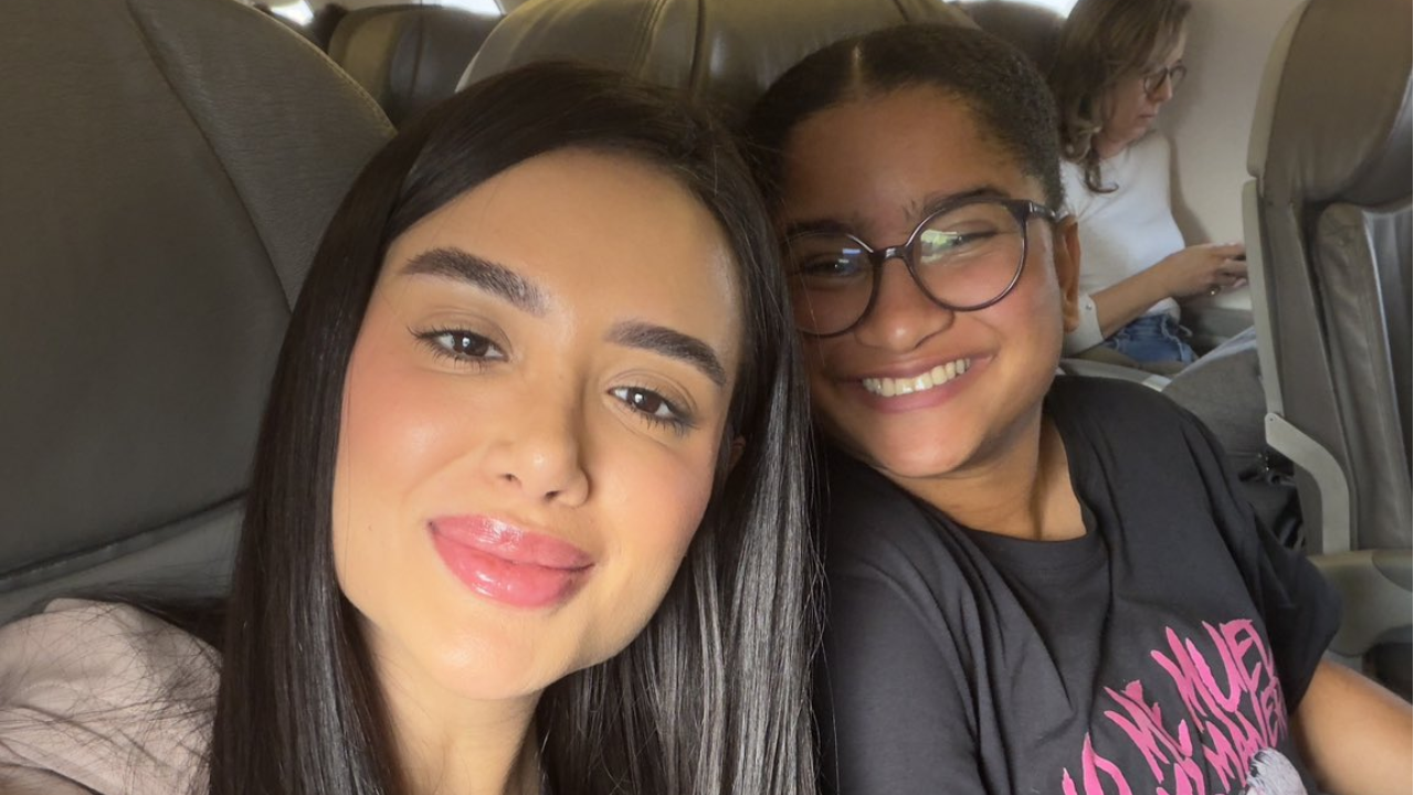 Enemies in the game, together on the flight: Aunt Milena and Jordana share a seat on a plane and mock rivalry