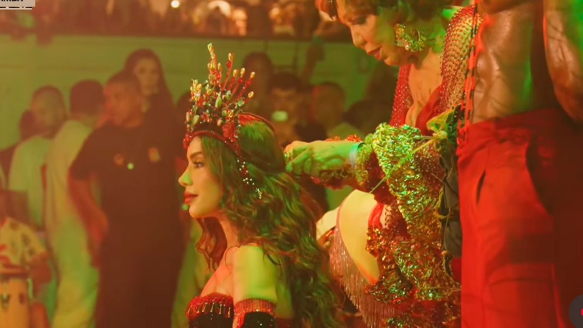 Anitta é coroada por Eloína, pioneira travesti que fez história no Carnaval