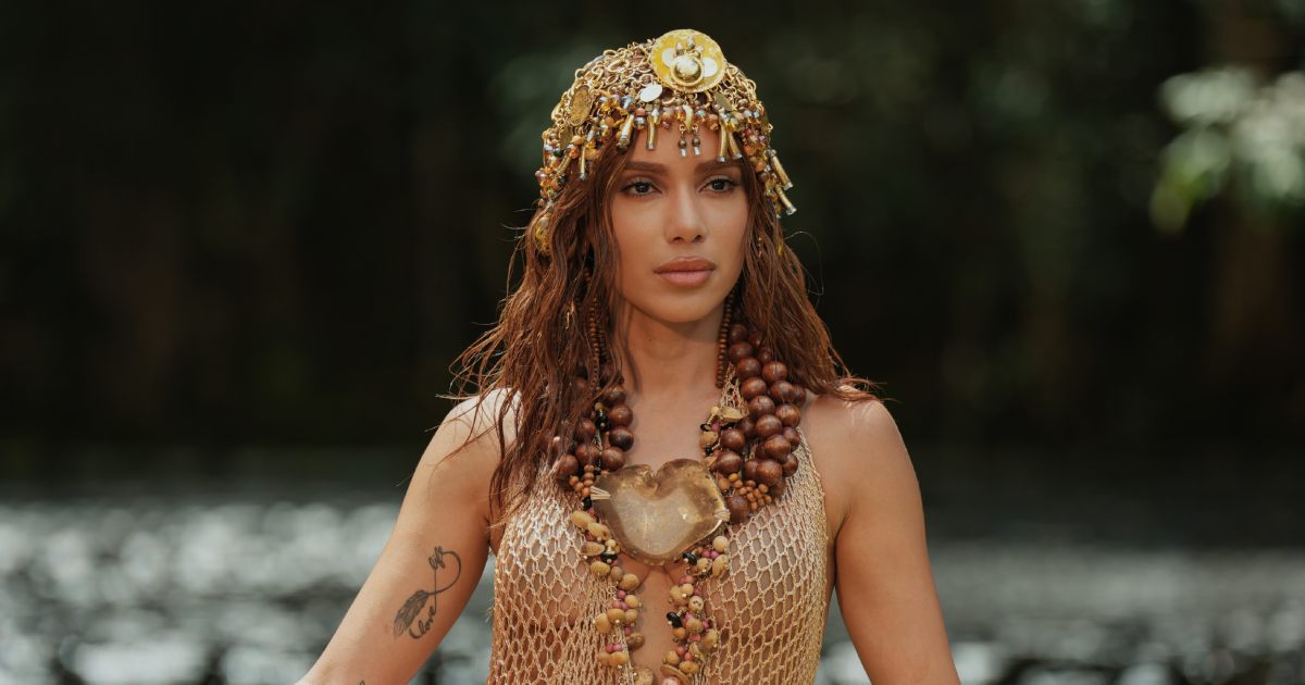 Anitta se irrita com fãs após confusão sobre venda de bebida em turnê e questiona: "Vocês sabem ler?"