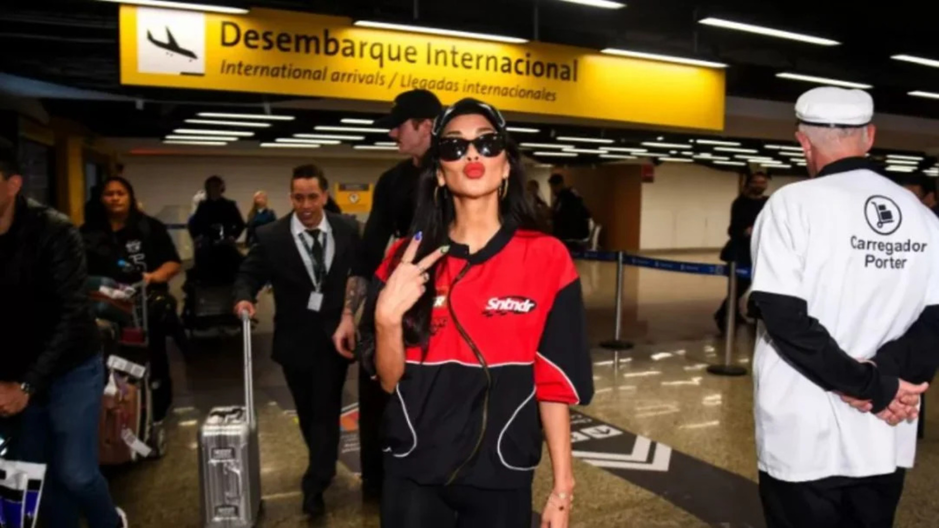 Pussycat Dolls land in São Paulo for new concert and Nicole Scherzinger meets fans at the airport