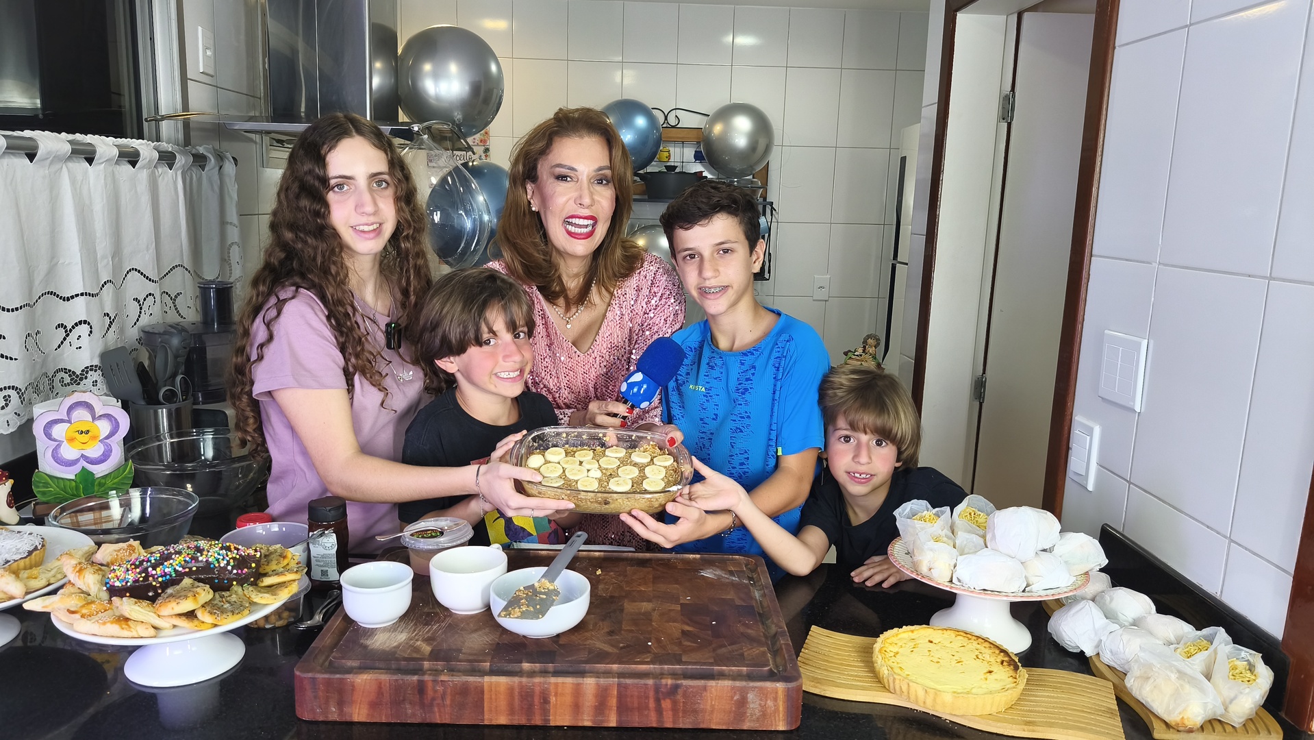 Dia das Crianças: Comadre Joanna Maria celebra o carinho entre gerações com bolo de banana e os netos